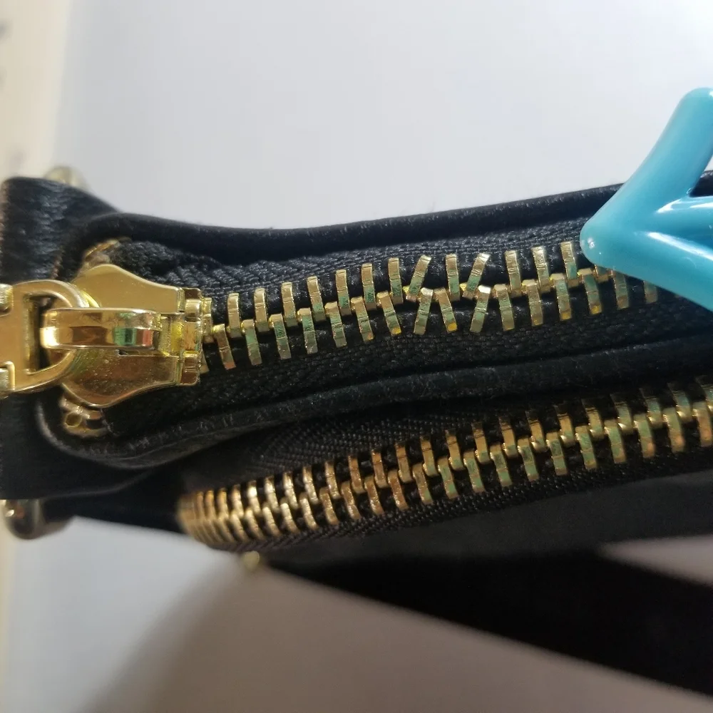 STEVE MADDEN CROSSBODY PURSE BLACK AND GOLD MULTI POCKETS